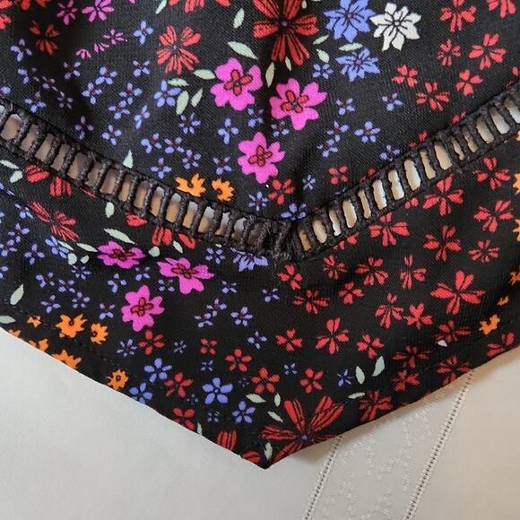 Ana a new approach top size Medium black and floral pattern - Picture 7 of 7